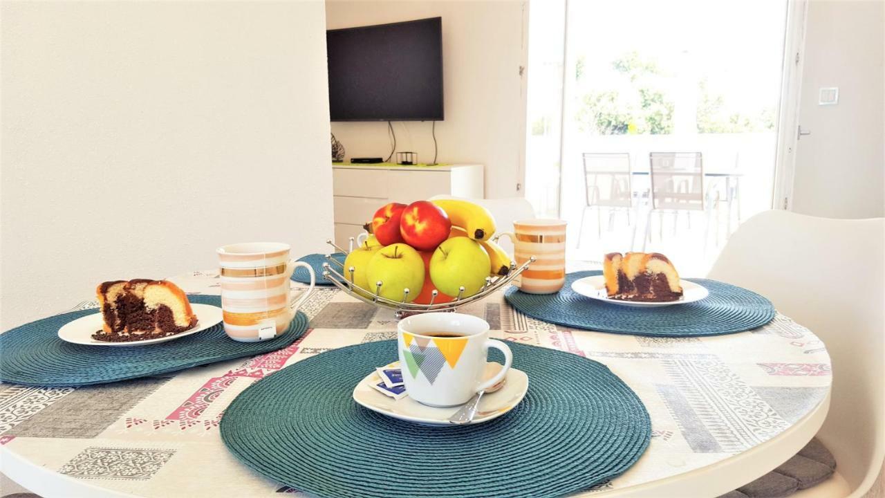 Apartment Svilan - Terrace With Sea View And Nature Zecevo Bagian luar foto