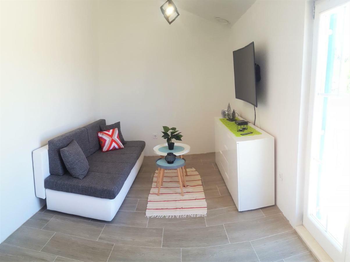 Apartment Svilan - Terrace With Sea View And Nature Zecevo Bagian luar foto