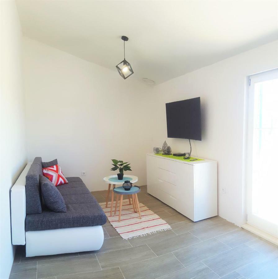 Apartment Svilan - Terrace With Sea View And Nature Zecevo Bagian luar foto